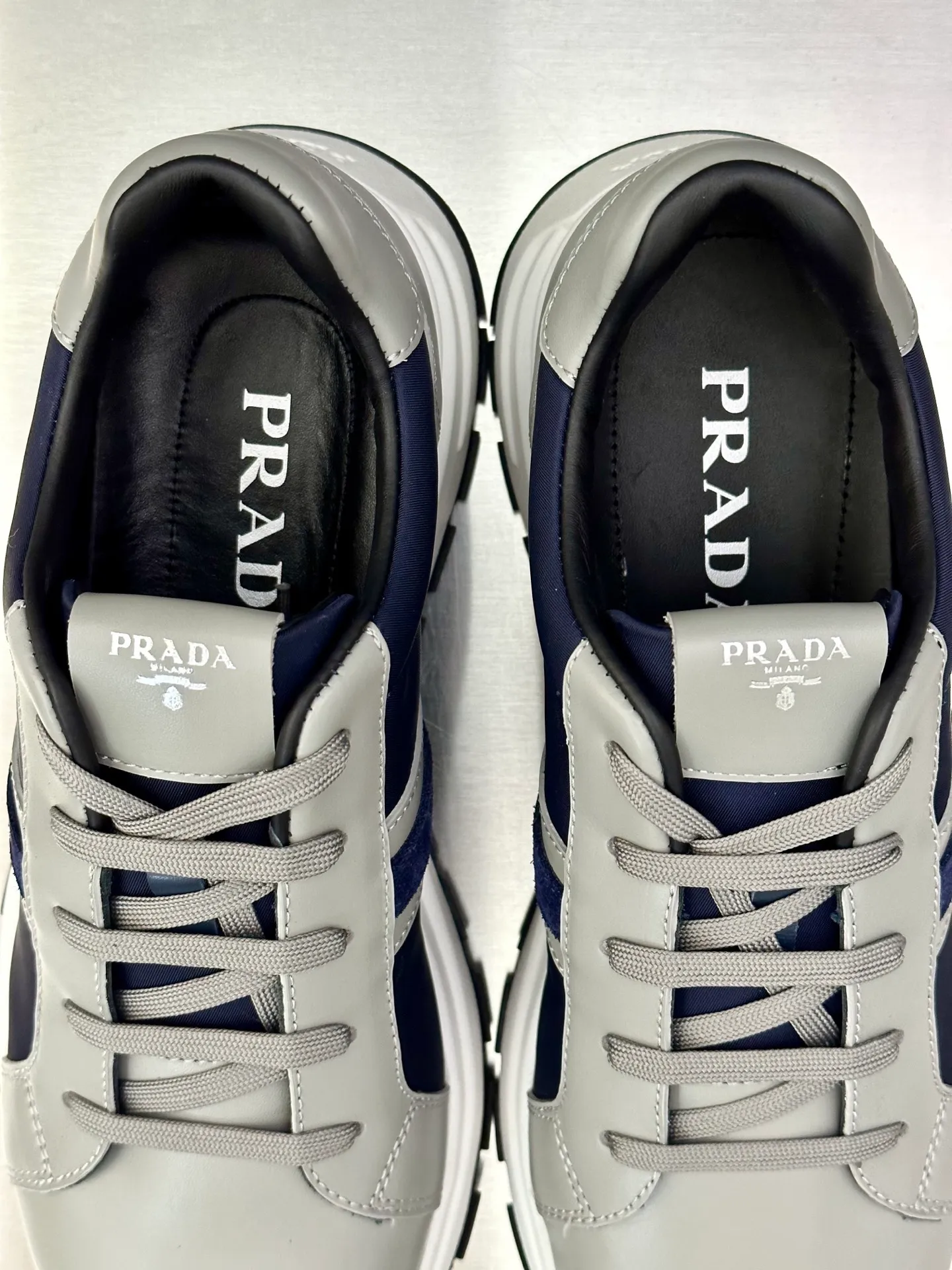 💰740 Prada/Prada men's new mesh stitching sneakers. This sneaker presents a modern version, reinterpreting the brand's archive style with clean lines and smooth details. The shoes are made of calf leather and technical fabric, with a triangular metal logo on the outside, bright TPU decoration on the heel, and a longer and padded inner heel design for a more comfortable fit. The tongue is decorated with a silk-screen logo, and is paired with a hollow rubber sole on the heel. The full cowhide lining comes standard with logo cowhide foot pads, making the upper foot taller, more comfortable, and versatile! Comes with full original packaging! Size: 39-40-41-42-43-44 standard leather shoe size (45 can be customized and does not support returns)